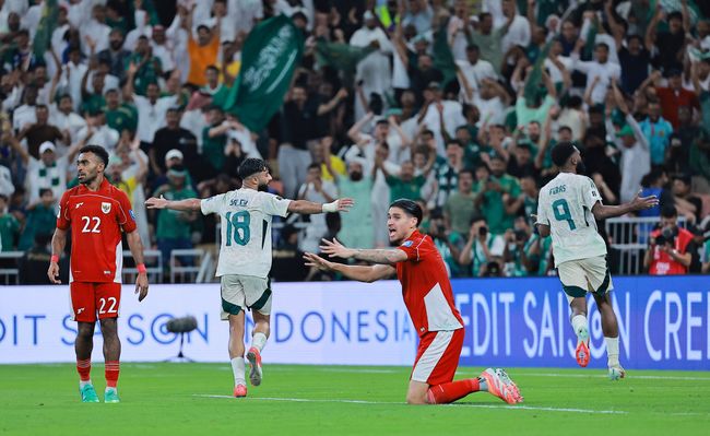 Arab Saudi merayakan gol ketiga, setelah Feras Albrikan berhasil mencetak brace dari bola rebound usai Marteen Paes menepis tendangan dari pemain arab. Reuters/Stringer